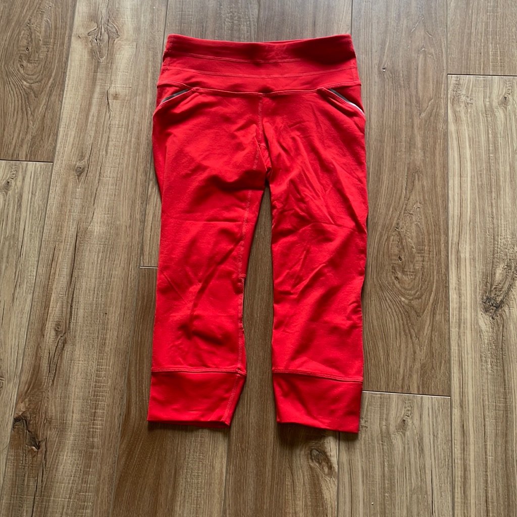 Athleta Bright Coral/Red Sizzle Relay Cropped Capri Leggings